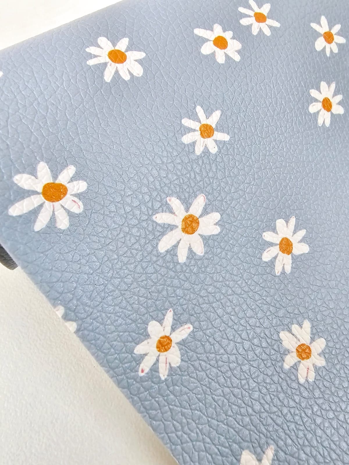 Daisy Me Pretty2 Faux Leather : 1 Piece Daisy Me Pretty (DA1)